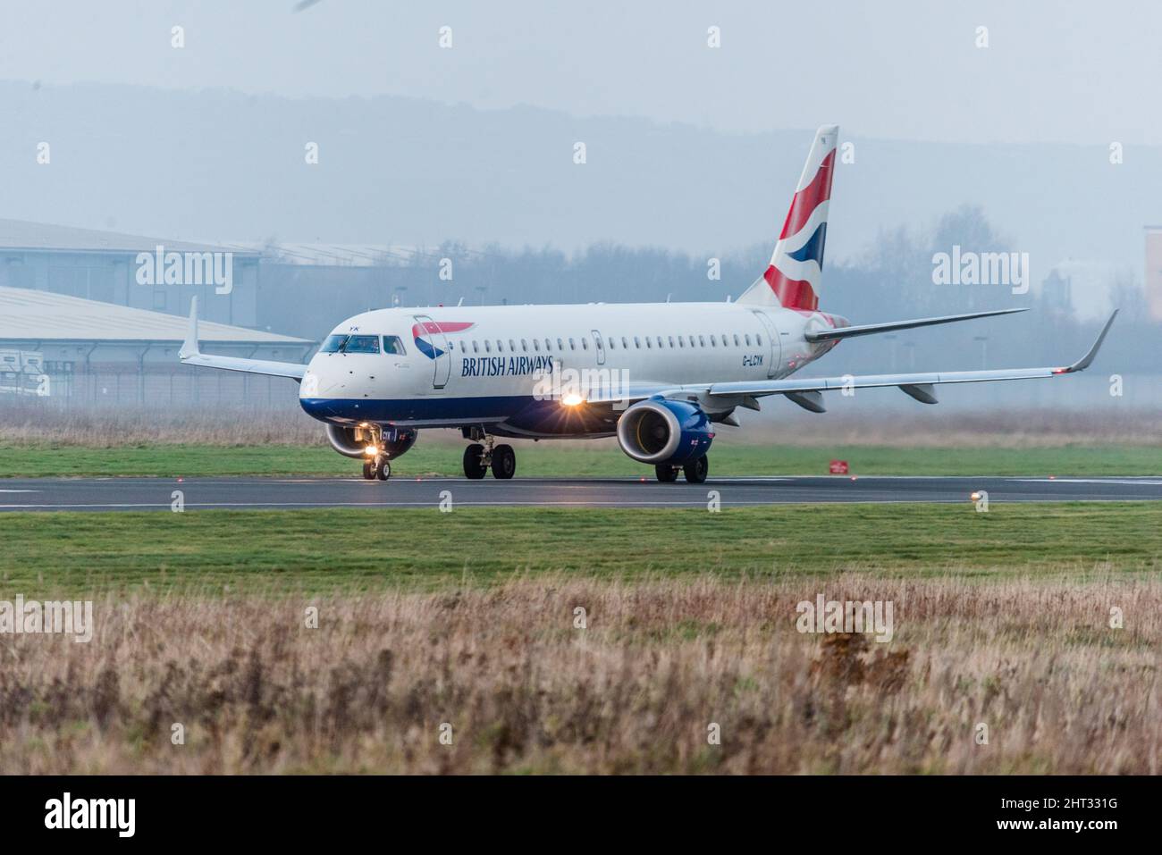 British Airways BA CityFlyer Embraer ERJ 190 G-LCYK con partenza dall'aeroporto Bekfast City 291221 Foto Stock