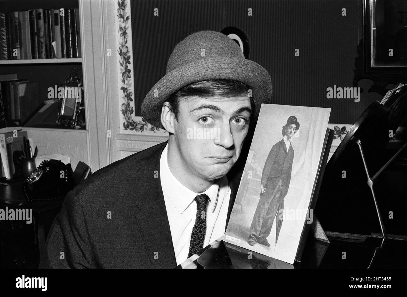 Roy Hudd, è ora protagonista della sua serie BBC dal titolo Simply 'Hudd'. Molti spettatori più anziani hanno commentato la somiglianza di Roy con un grande comico di tempi passati - Dan Leno, la cui vita ha studiato. Roy è raffigurato nella casa di Dan Leno ad Akerman Road, Brixton. 20th novembre 1965. Foto Stock