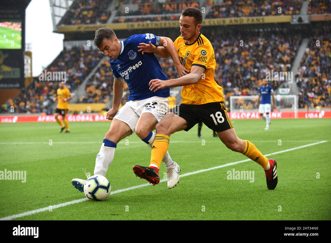 Seamus Coleman di Everton e Diogo Jota di Wolverhampton Wanderers. Wolverhampton Wanderers / Everton a Molineux 11/08/2018 - English Premier League Foto Stock