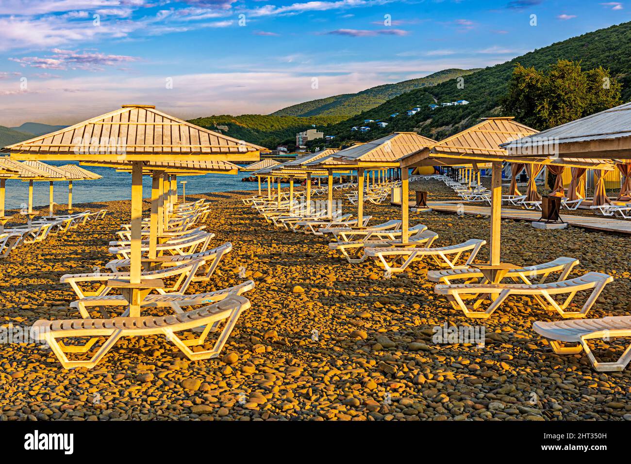 Paesaggio di una spiaggia rocciosa deserta in una località turistica Foto Stock