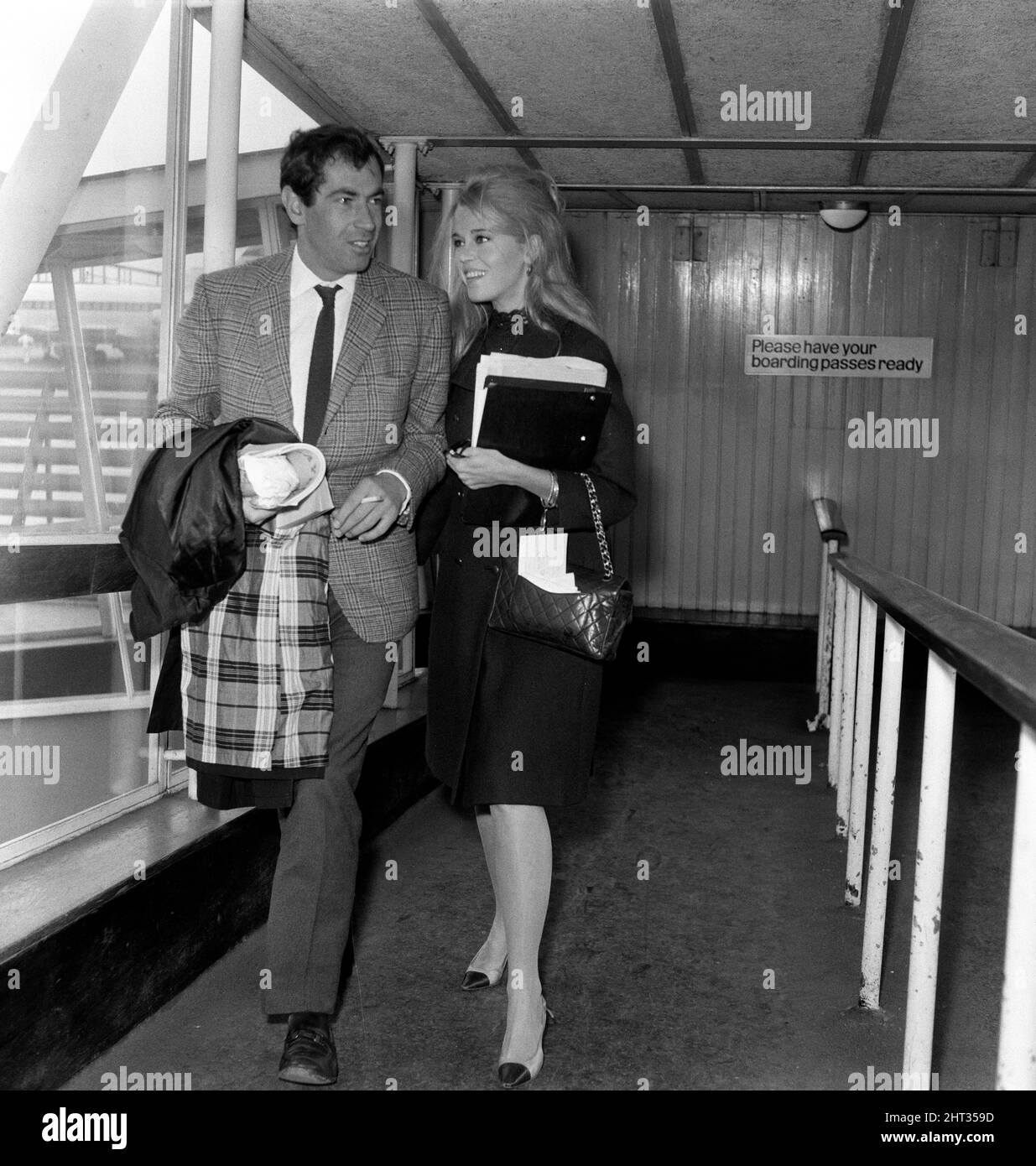 Jane fonda, attrice americana, con marito, regista Roger Vadim, presso l'aeroporto di Heathrow. 9th ottobre 1965 Foto Stock