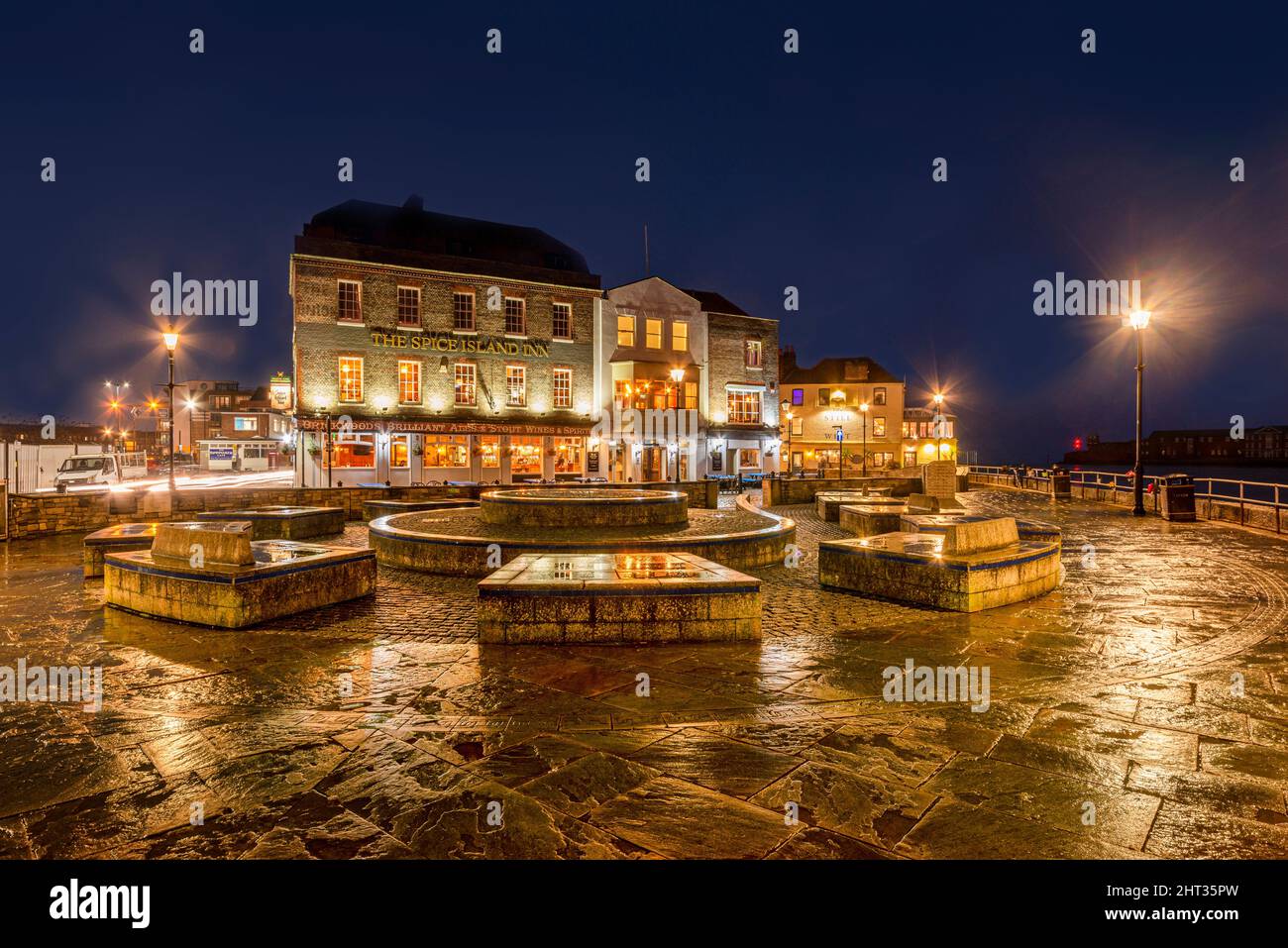 The Spice Island Inn at Old Portsmouth, Hampshire Regno Unito. Illuminato di notte. Foto Stock