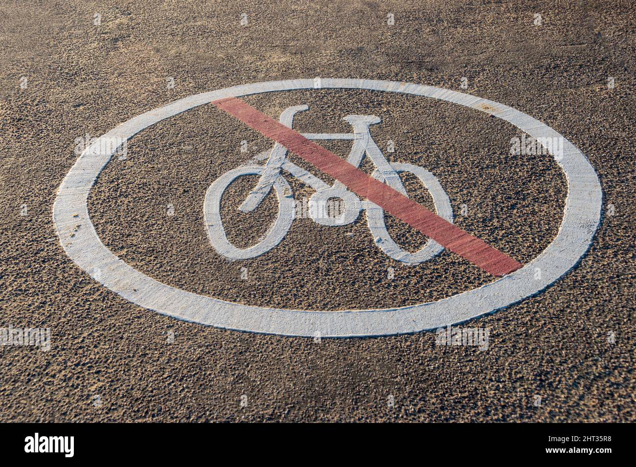 Nessun segnale di ciclismo. Dipinto su asfalto. Foto Stock