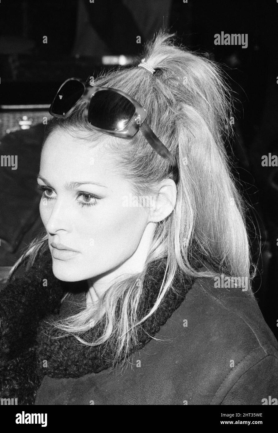 Prove prima della Royal Film Performance for Born Free, presso l'Odeon, Leicester Square, Londra, domenica 13th marzo 1966. La nostra foto mostra... Ursula Andress. Foto Stock