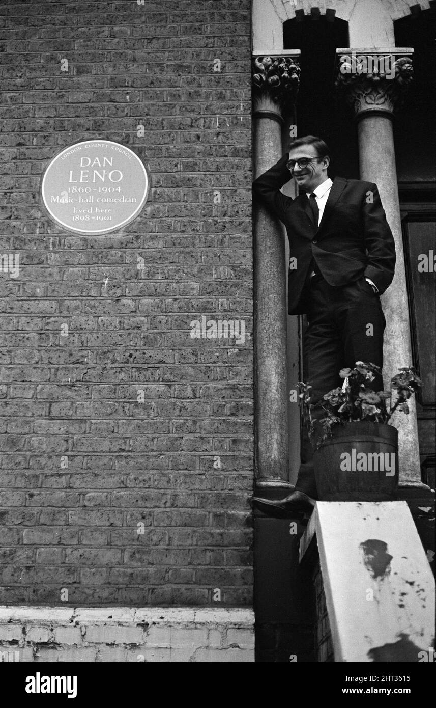 Roy Hudd, è ora protagonista della sua serie BBC dal titolo Simply 'Hudd'. Molti spettatori più anziani hanno commentato la somiglianza di Roy con un grande comico di tempi passati - Dan Leno, la cui vita ha studiato. Roy è raffigurato nella casa di Dan Leno ad Akerman Road, Brixton. 20th novembre 1965. Foto Stock