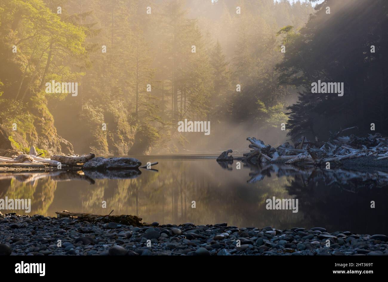 Un piccolo lago si è formato al delta dove Mosquito Creek entra nell'oceano pacifico sulla costa olimpica di Washington, USA. Foto Stock