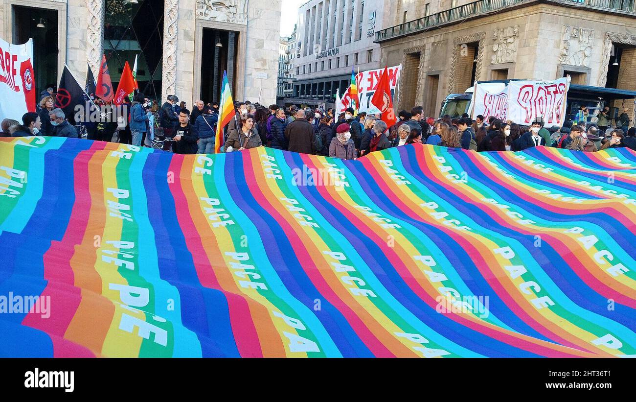 Milao, Italia. 26th Feb 2022. (INT) i manifestanti scendono per le strade di Milano per protestare contro la guerra in Ucraina. 26 febbraio 2022, Milano, Italia. I manifestanti scendono per le strade e affollano Piazza del Duomo, a Milano, in Italia, durante una protesta contro la guerra dichiarata dalla Russia in Ucraina, sabato (26). Con i colori dell'Ucraina e chiedendo la pace, la manifestazione è stata organizzata dalla rete italiana antifascista e antirazzista. L'atto deve proseguire fino all'apertura di Largo Cairoli e attraverserà le strade del centro. (Credit Image: © Josi Donelli/TheNEWS2 via ZUMA Press Foto Stock