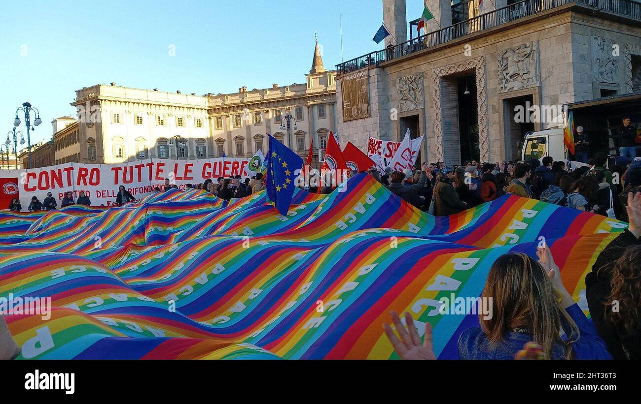 Milao, Italia. 26th Feb 2022. (INT) i manifestanti scendono per le strade di Milano per protestare contro la guerra in Ucraina. 26 febbraio 2022, Milano, Italia. I manifestanti scendono per le strade e affollano Piazza del Duomo, a Milano, in Italia, durante una protesta contro la guerra dichiarata dalla Russia in Ucraina, sabato (26). Con i colori dell'Ucraina e chiedendo la pace, la manifestazione è stata organizzata dalla rete italiana antifascista e antirazzista. L'atto deve proseguire fino all'apertura di Largo Cairoli e attraverserà le strade del centro. (Credit Image: © Josi Donelli/TheNEWS2 via ZUMA Press Foto Stock