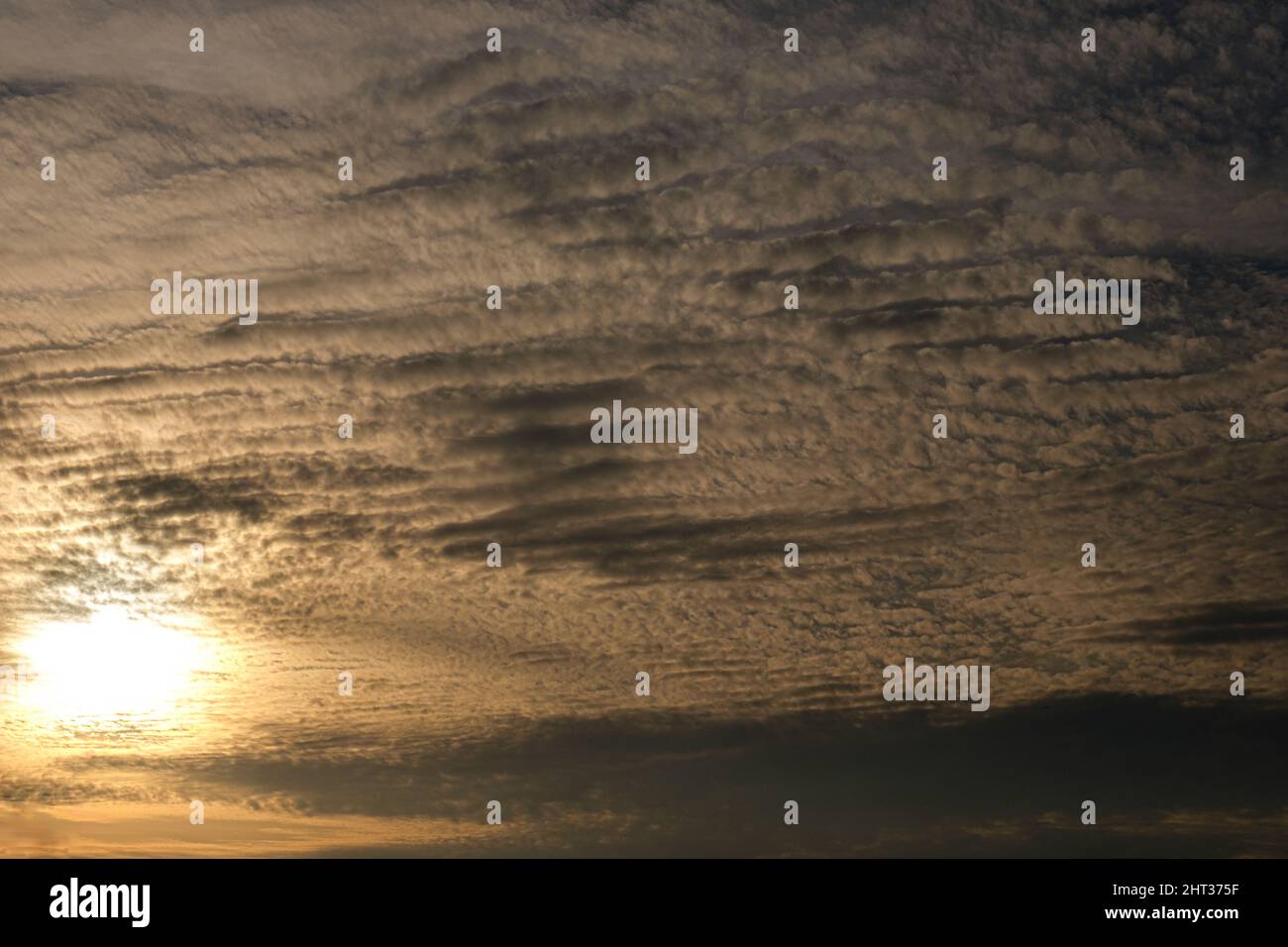 Tramonto con sfondo cielo nuvoloso, bella immagine del cielo al tramonto estivo. Foto Stock