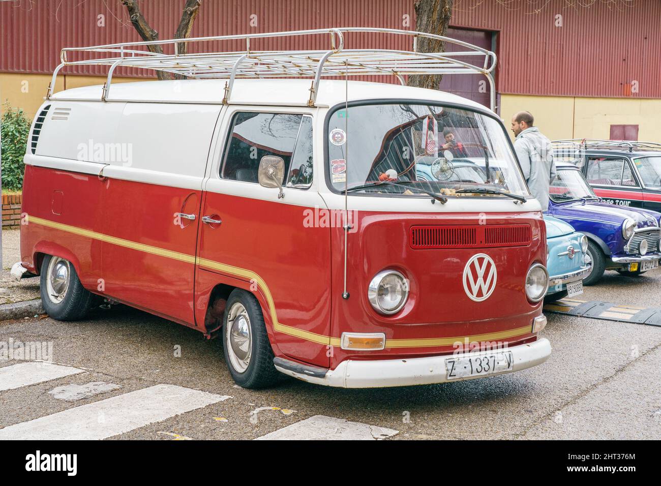 Madrid, Spagna. 26th Feb 2022. La Volkswagen T1 Samba 1963 è esposta durante il Madrid International Classic Vehicle Show che si tiene a Ifema dal 25 al 27 febbraio. (Foto di Atilano Garcia/SOPA Images/Sipa USA) Credit: Sipa USA/Alamy Live News Foto Stock