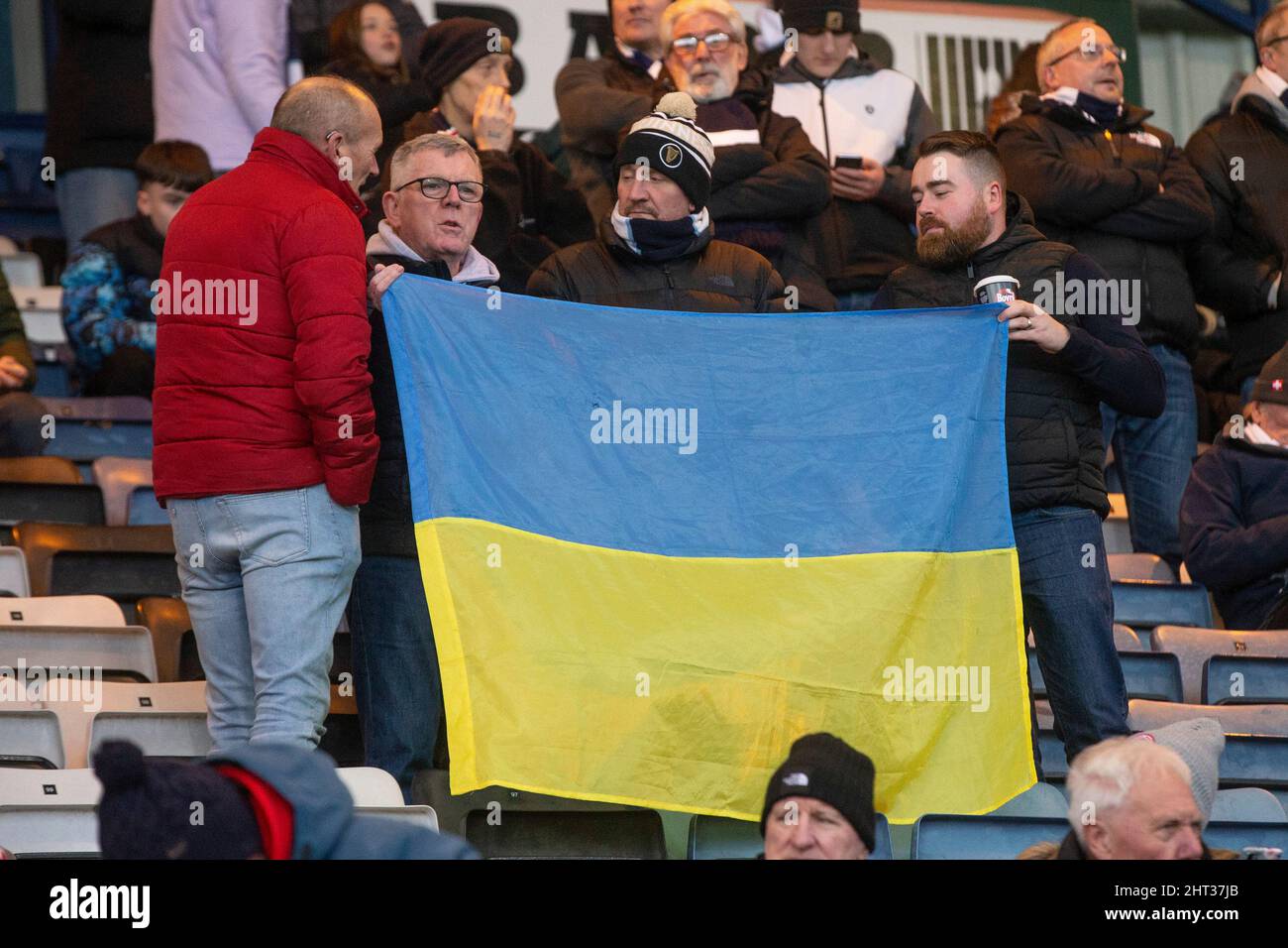 26th febbraio 2022 ; Dens Park, Dundee, Scozia: Calcio della Premier Scottish, Dundee contro Livingston; i fan di Dundee mostrano la bandiera Ukraniana negli stand per l'unità con il paese dilaniato dalla guerra Foto Stock