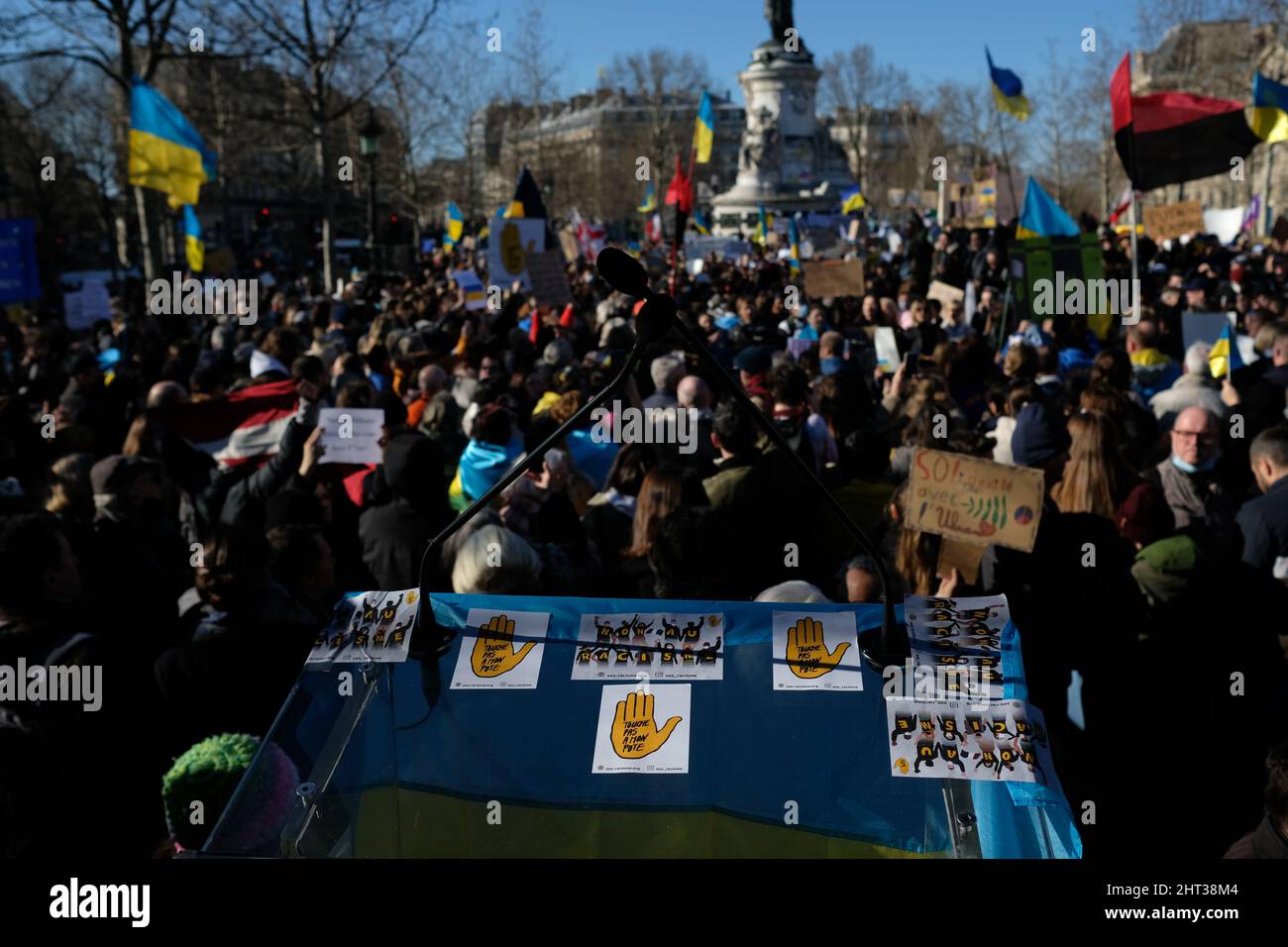 I parigini si sono rivelati per questo rally contro l'invasione dell'Ucraina da parte delle truppe del presidente russo Vladimir Putin. i segni di "stop the war" erano numerosi Foto Stock