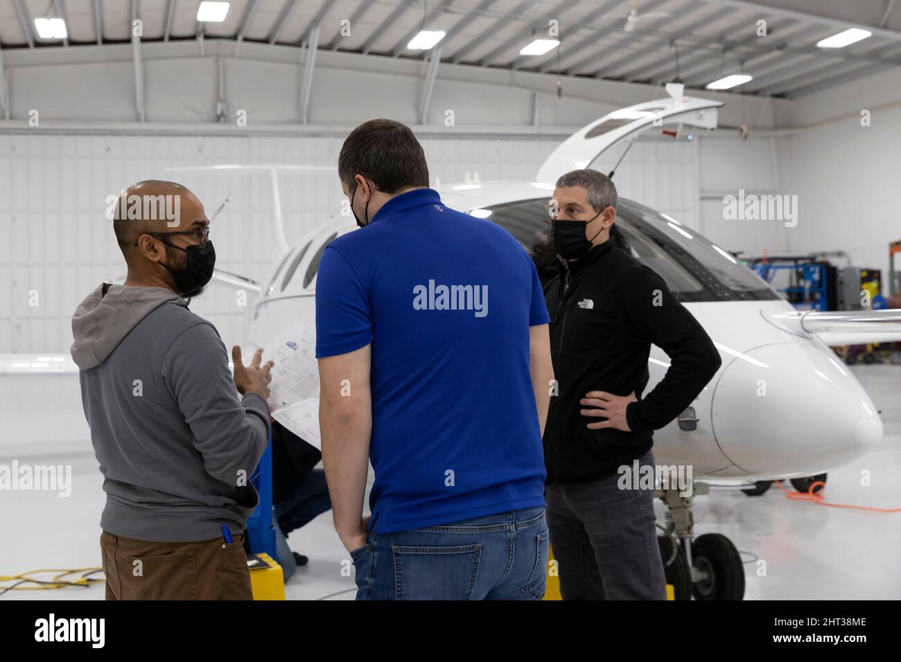 I membri del team di ingegneria preparano il prototipo di velivolo elettrico Alice V2 per un test in taxi presso la sede di Eviation ad Arlington Municipal A. Foto Stock