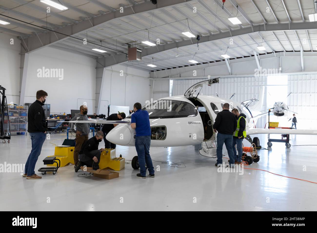 I membri del team di ingegneria preparano il prototipo di velivolo elettrico Alice V2 per un test in taxi presso la sede di Eviation ad Arlington Municipal A. Foto Stock