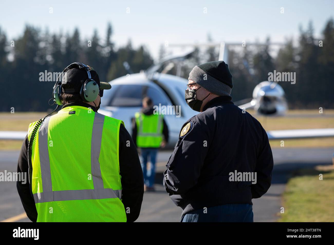 Il capo pilota di prova Steven Crane (a destra) osserva l'equipaggio di terra spostare il prototipo di Alice V2 velivolo completamente elettrico per un test in taxi alla Headquart di Eviation Foto Stock