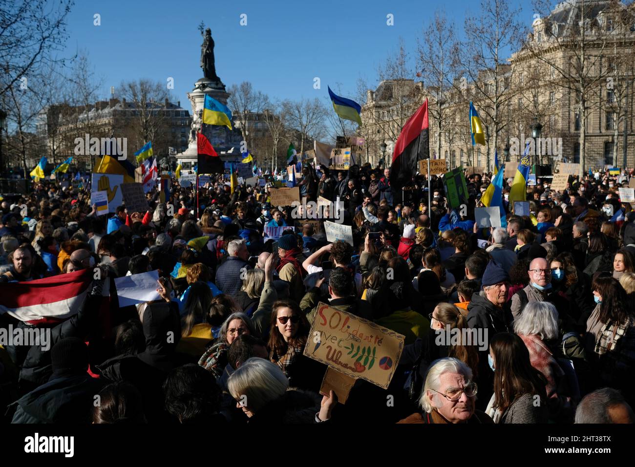 I parigini si sono rivelati per questo rally contro l'invasione dell'Ucraina da parte delle truppe del presidente russo Vladimir Putin. i segni di "stop the war" erano numerosi Foto Stock