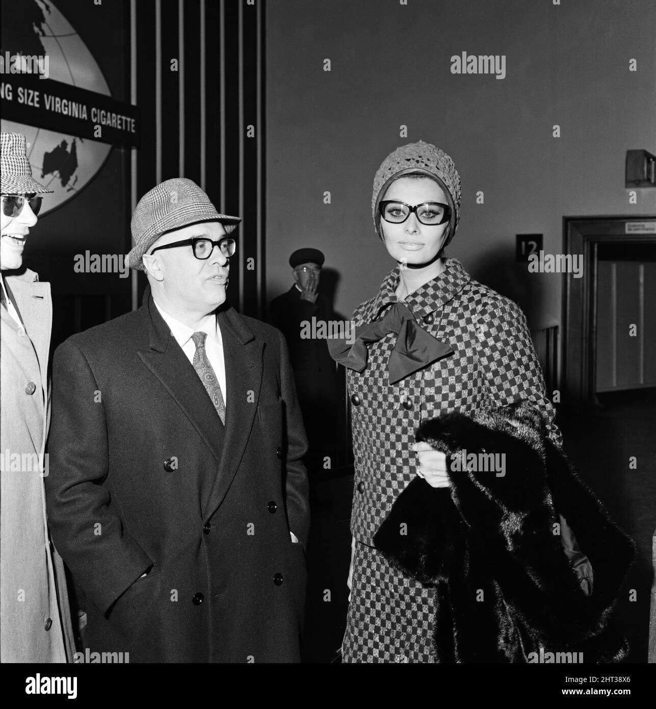Sophia Loren arriva all'aeroporto di Londra dall'Italia per partecipare al Gala World Premier del film di MGM 'Lady L'. Fu incontrata dal marito Carlo ponti che arrivò il giorno prima. 24th novembre 1965. Foto Stock
