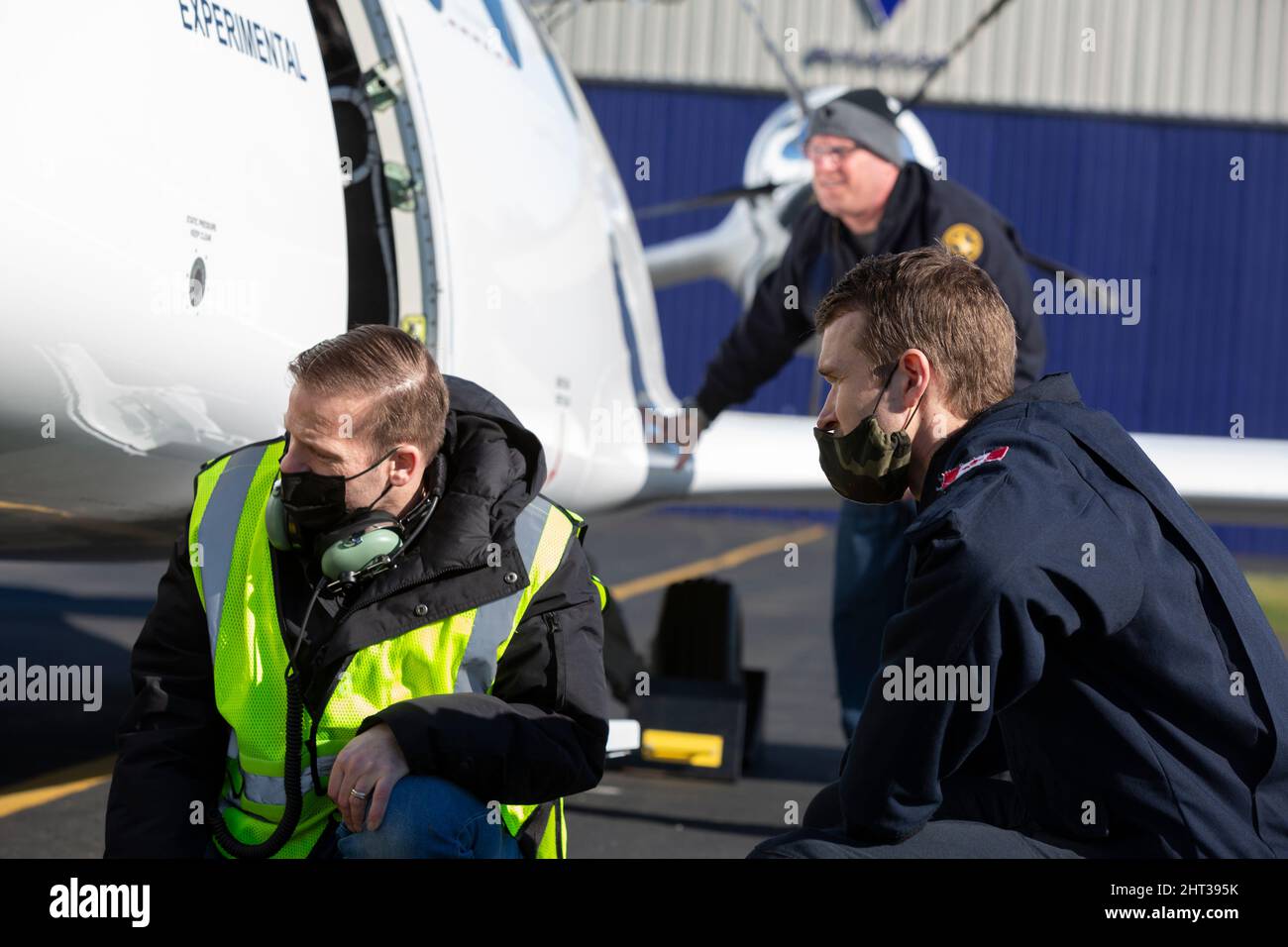 I piloti di prova con un membro dell'equipaggio di terra preparano il prototipo di Alice V2 per un test in taxi presso la sede di Eviation ad Arlingto Foto Stock