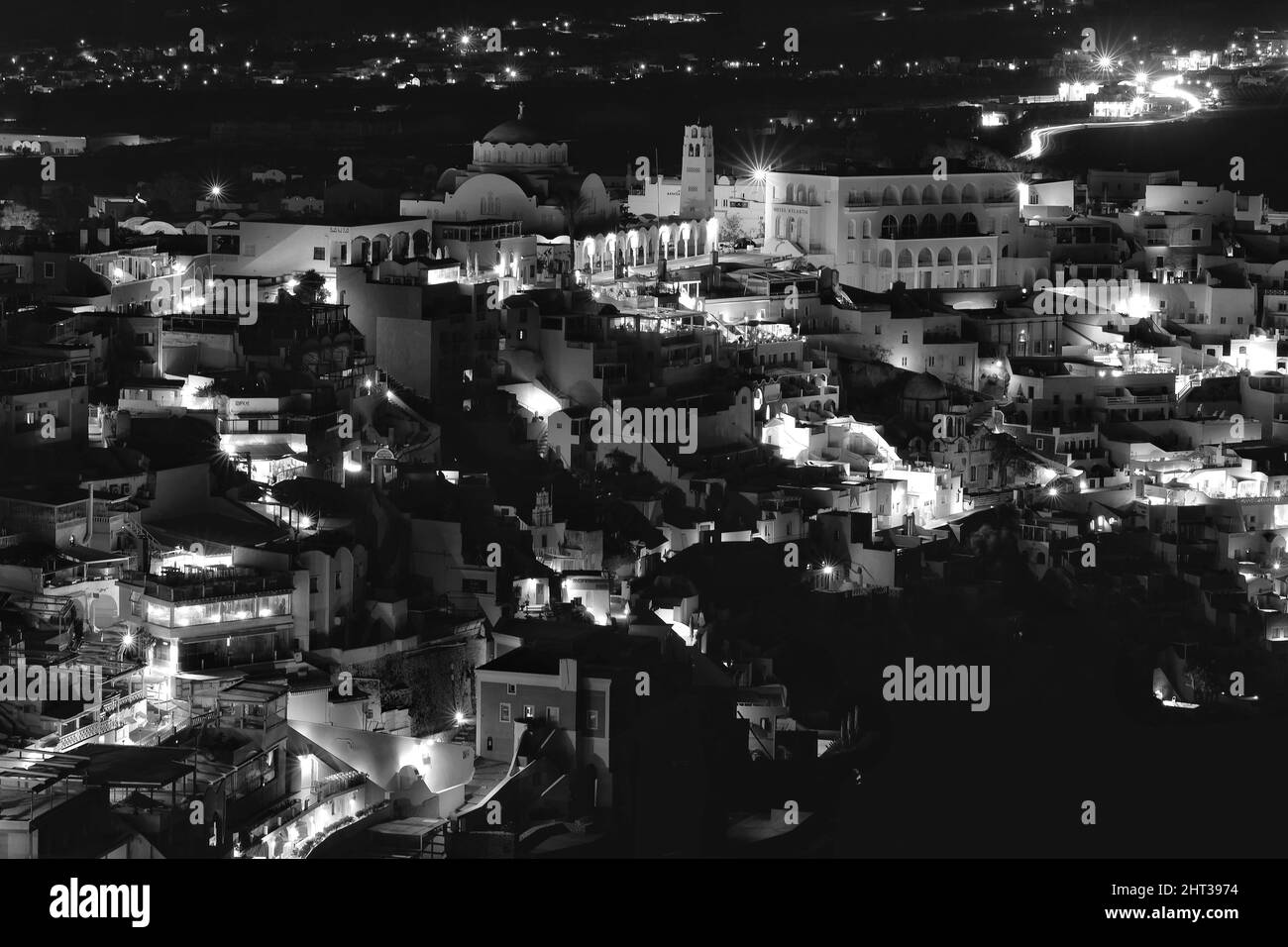 Vista panoramica del pittoresco villaggio illuminato di Fira Santorini Grecia di notte in bianco e nero Foto Stock