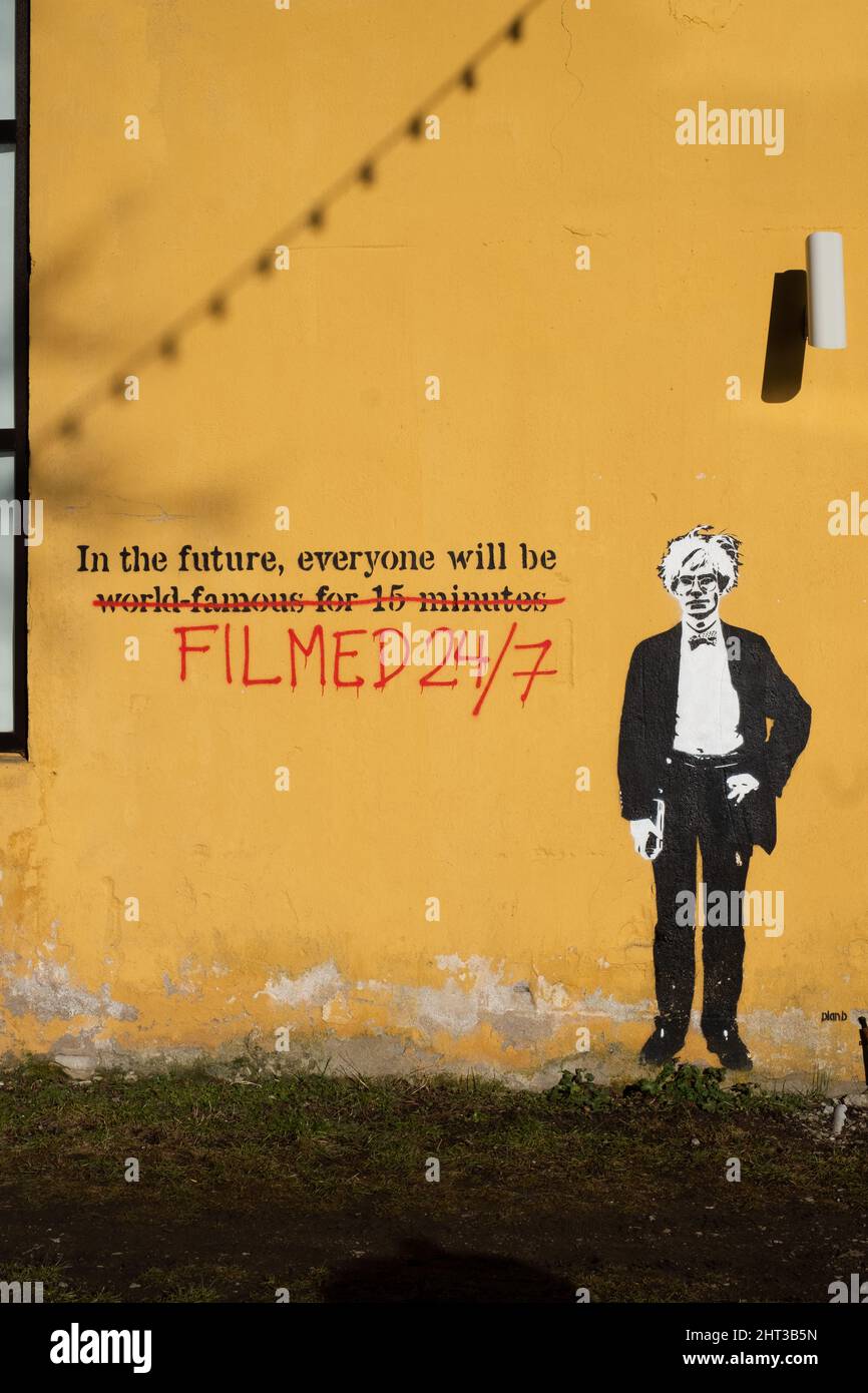 "In futuro tutti saranno girati 24/7", sbarrato "famoso in tutto il mondo per 15 minuti". Arte di strada futuristica a Tallinn by Plan B. Foto Stock