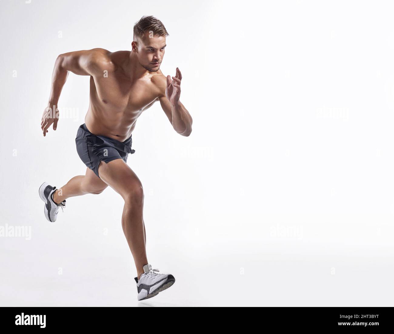 Fate un passo avanti nel vostro percorso di fitness. Scatto di un giovane atletico su sfondo bianco. Foto Stock