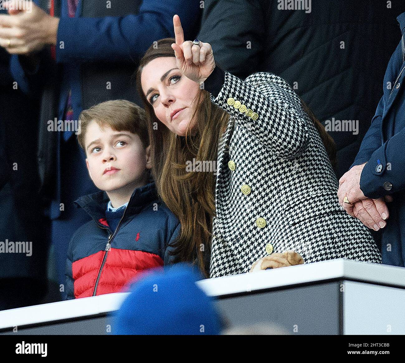 Twickenham, londra, Regno Unito. 26 Febbraio 2022 - Inghilterra v Galles - Guinness Six Nations - Stadio di Twickenham Catherine Duchessa di Cambridge e Prince George durante la partita contro il Galles Picture Credit : © Mark Pain / Alamy Live News Foto Stock