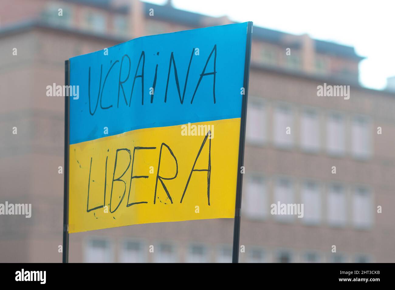 Massa, Italia - 26 febbraio 2022 - il cartello della libera Ucraina è stato esposto durante una manifestazione a sostegno del popolo ucraino Foto Stock