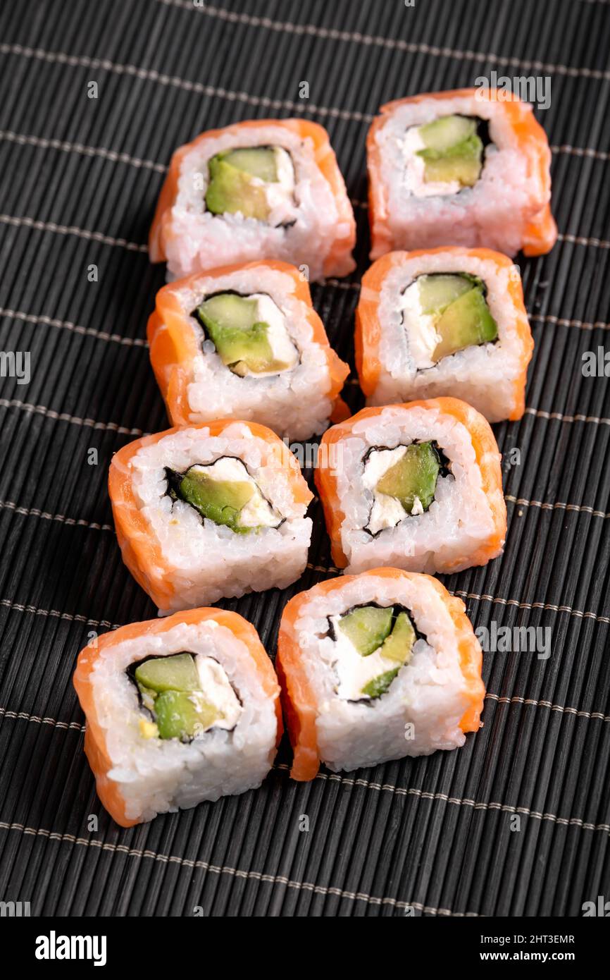 Sushi rotoli Philadelphia con salmone, avocado, formaggio morbido. Foto Stock