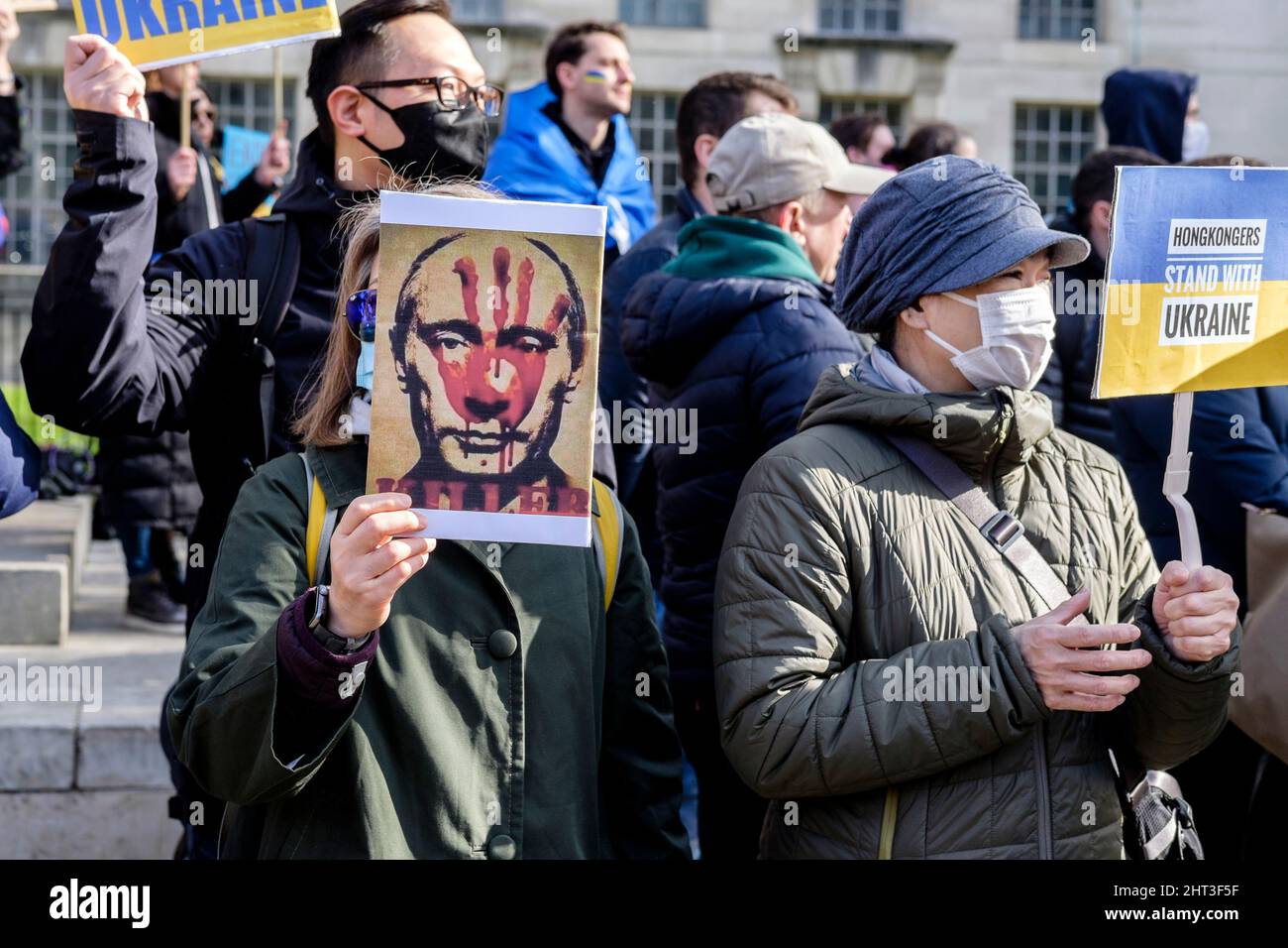 26th febbraio 2022: Cittadini ucraini e sostenitori pro-Ucraina si radunano a Whitehall per protestare contro l'invasione russa dell'Ucraina. Londra, Regno Unito. Nella foto: Una donna tiene un cartello con un'immagine del presidente russo Putin con una sanguinosa stampa a mano sul suo volto. Foto Stock