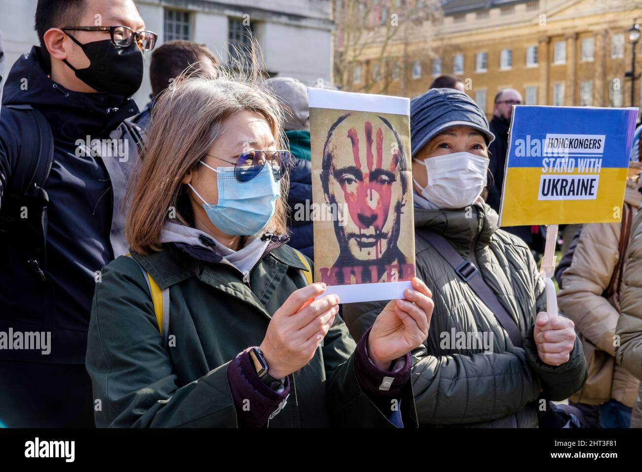 26th febbraio 2022: Cittadini ucraini e sostenitori pro-Ucraina si radunano a Whitehall per protestare contro l'invasione russa dell'Ucraina. Londra, Regno Unito. Nella foto: Una donna tiene un cartello con un'immagine del presidente russo Putin con una sanguinosa stampa a mano sul suo volto. Foto Stock