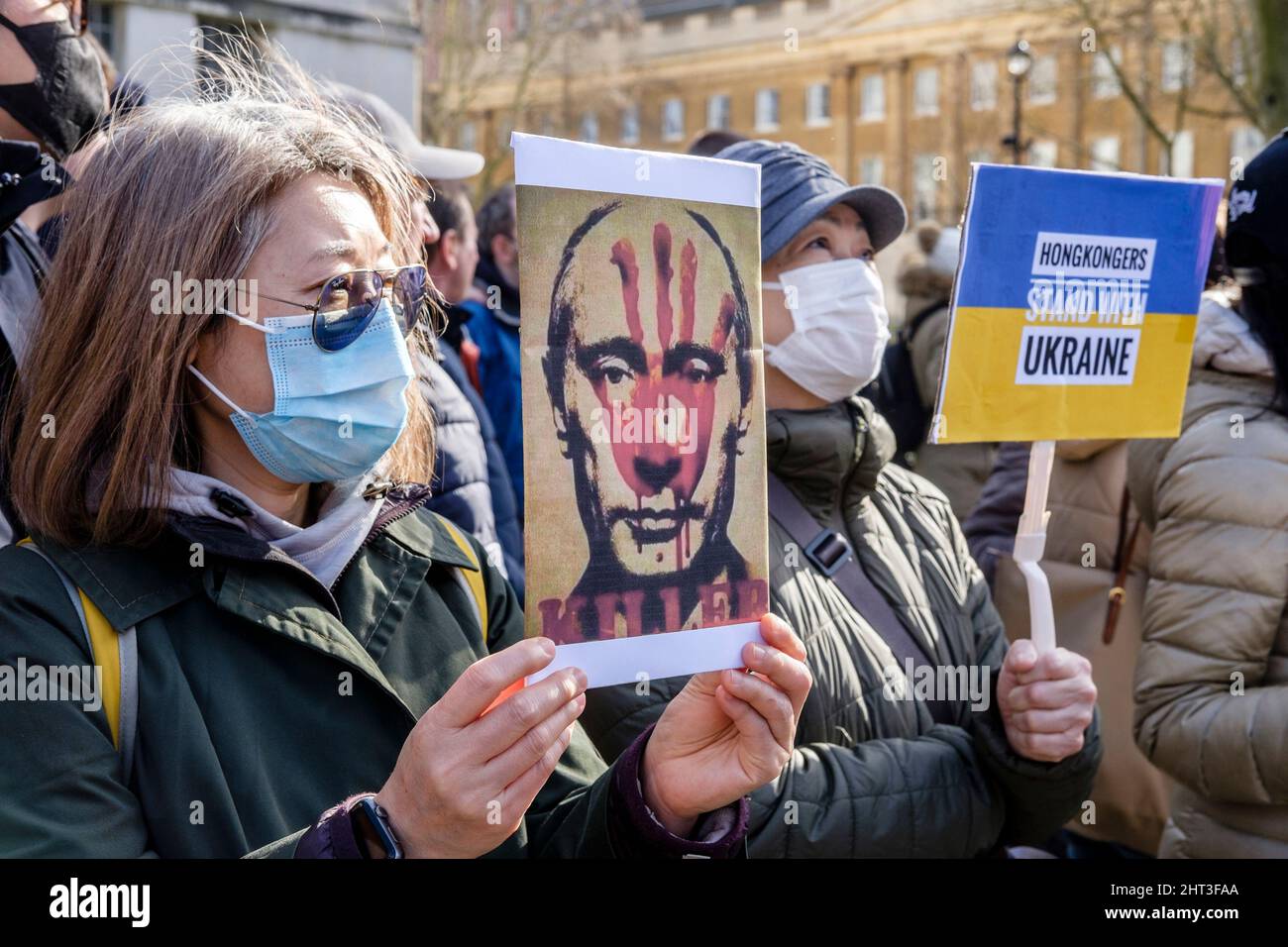 26th febbraio 2022: Cittadini ucraini e sostenitori pro-Ucraina si radunano a Whitehall per protestare contro l'invasione russa dell'Ucraina. Londra, Regno Unito. Nella foto: Una donna tiene un cartello con un'immagine del presidente russo Putin con una sanguinosa stampa a mano sul suo volto. Foto Stock