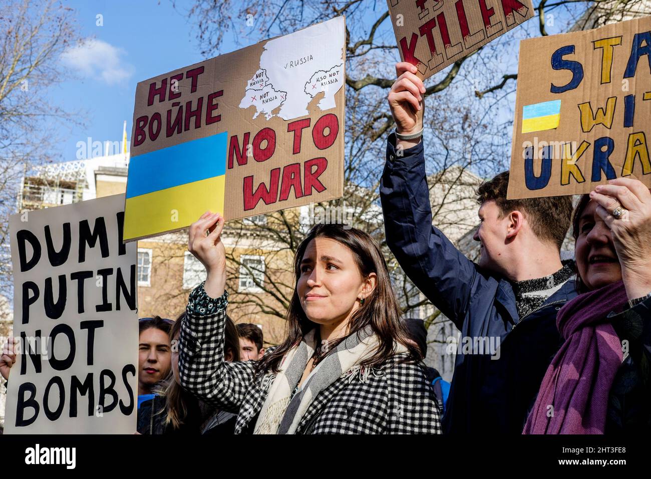 26th febbraio 2022: Migliaia di cittadini ucraini e sostenitori pro-Ucraina si radunano a Whitehall per protestare contro l'invasione russa dell'Ucraina. Londra, Regno Unito. Nella foto: I cittadini russi nel Regno Unito dimostrano la loro opposizione all’invasione dell’Ucraina da parte delle forze russe su ordine del Presidente Putin. Foto Stock