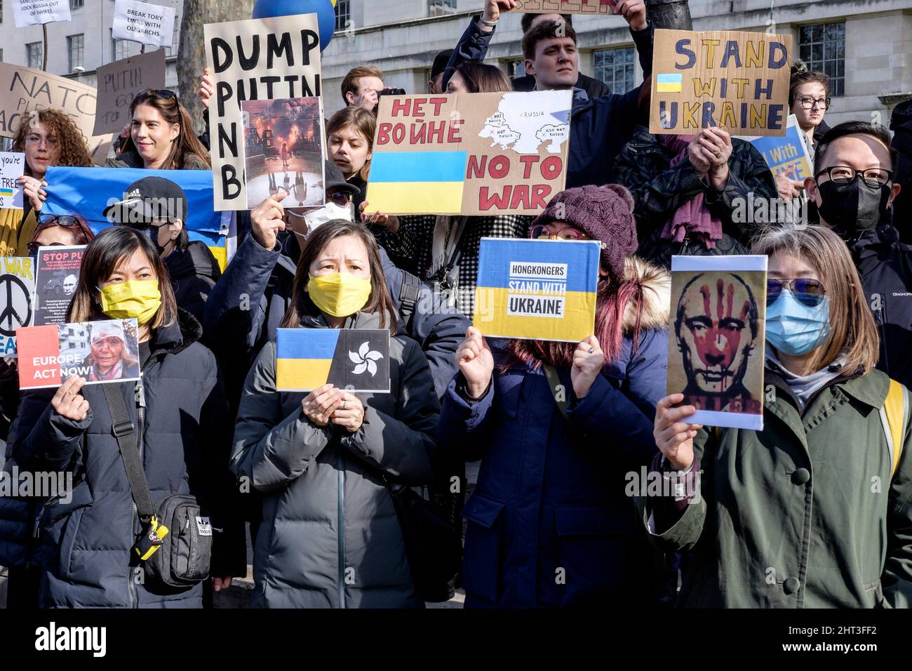 26th febbraio 2022: Cittadini ucraini e sostenitori pro-Ucraina si radunano a Whitehall per protestare contro l'invasione russa dell'Ucraina. Londra, Regno Unito Foto Stock