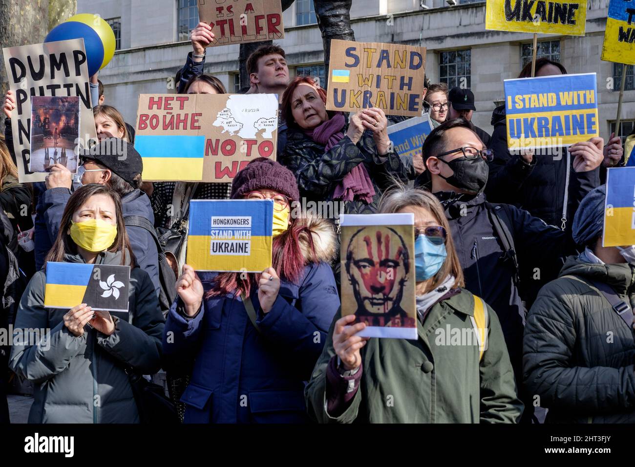 26th febbraio 2022: Cittadini ucraini e sostenitori pro-Ucraina si radunano a Whitehall per protestare contro l'invasione russa dell'Ucraina. Londra, Regno Unito Foto Stock