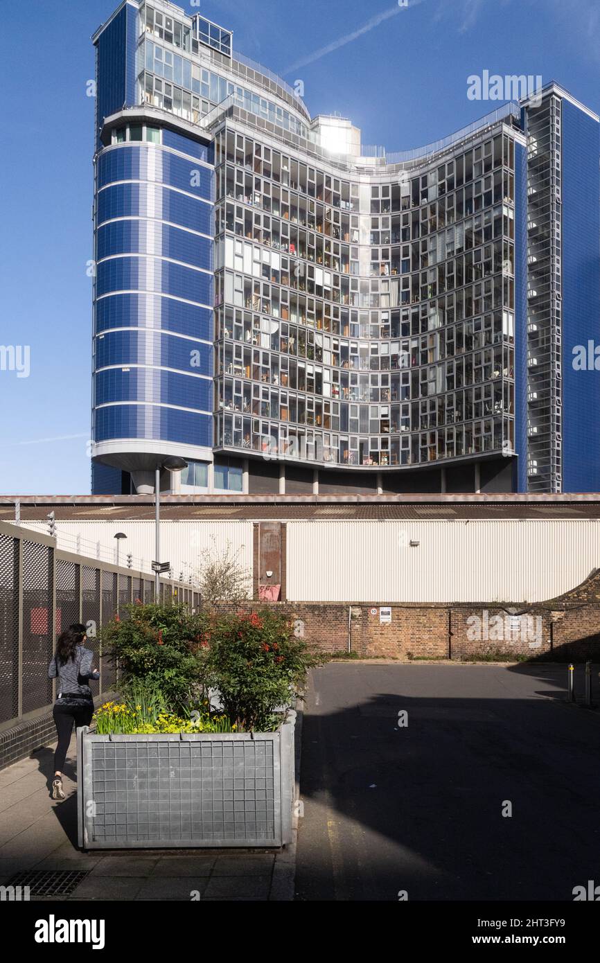 L'Hotel Rafayel sulla riva sinistra fa parte dello splendido e premiato sviluppo di Falcon Wharf di Battersea, Wandsworth, Londra Foto Stock