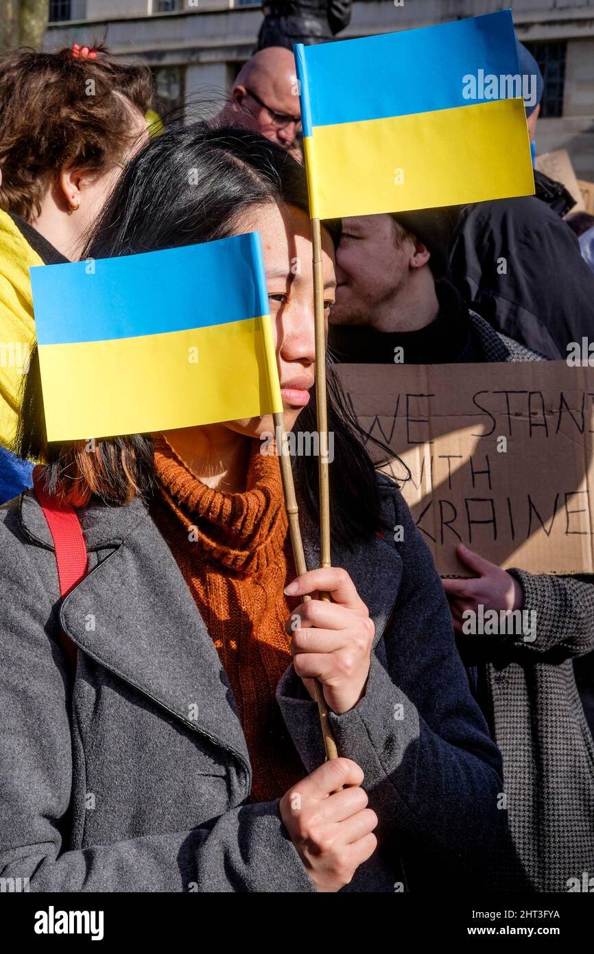 26th febbraio 2022: Cittadini ucraini e sostenitori pro-Ucraina si radunano a Whitehall per protestare contro l'invasione russa dell'Ucraina. Londra, Regno Unito Foto Stock