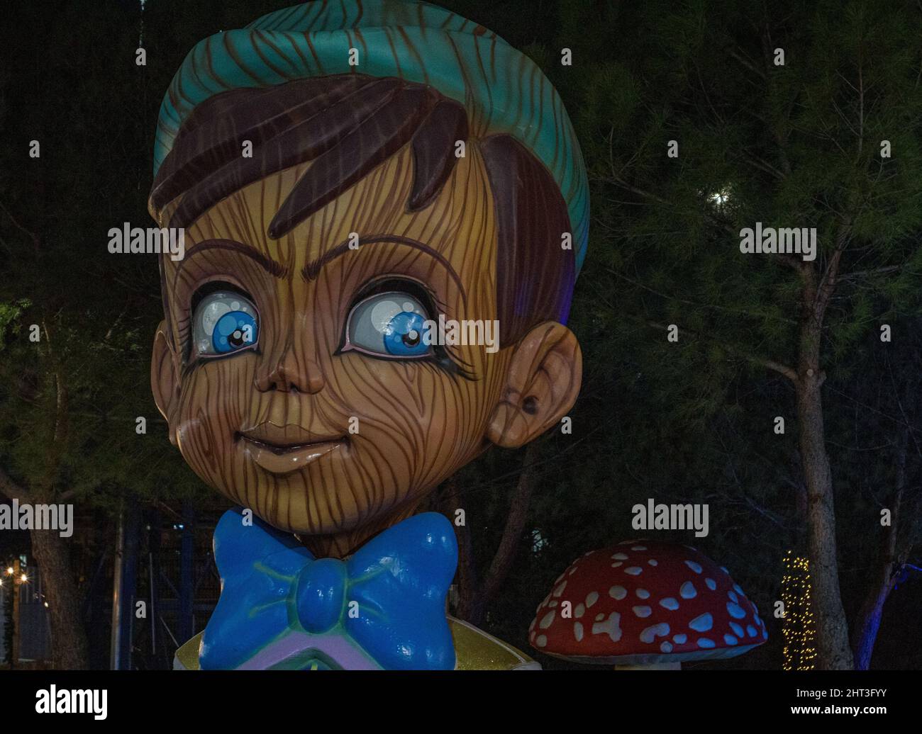 Scatto di un cartoon Charachter con grandi occhi blu nel parco di notte Foto Stock