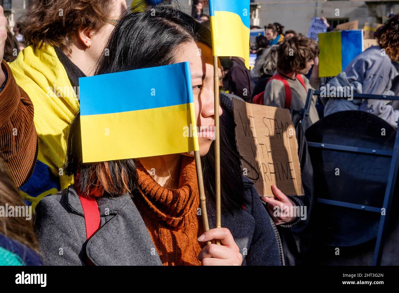 26th febbraio 2022: Cittadini ucraini e sostenitori pro-Ucraina si radunano a Whitehall per protestare contro l'invasione russa dell'Ucraina. Londra, Regno Unito Foto Stock