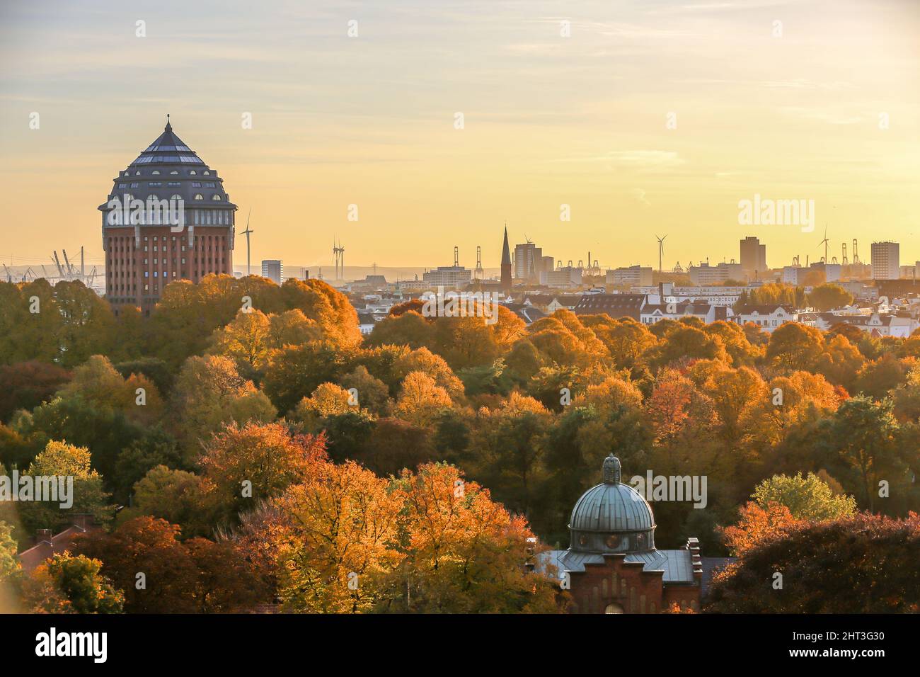 lo schanzenpark di amburgo con la storica torre d'acqua in autunno Foto Stock