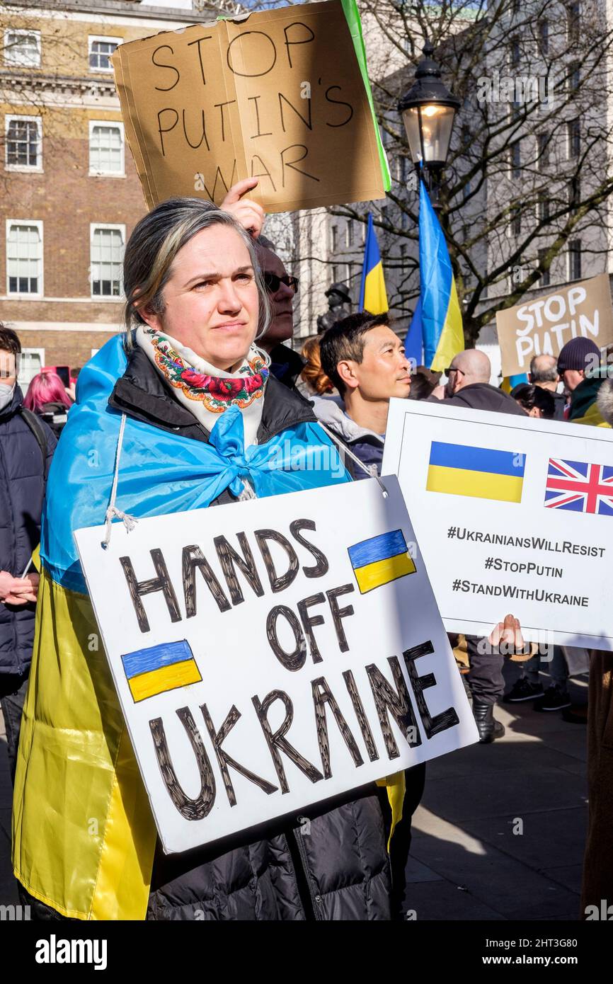 26th febbraio 2022: Cittadini ucraini e sostenitori pro-Ucraina si radunano a Whitehall per protestare contro l'invasione russa dell'Ucraina. Londra, Regno Unito Foto Stock