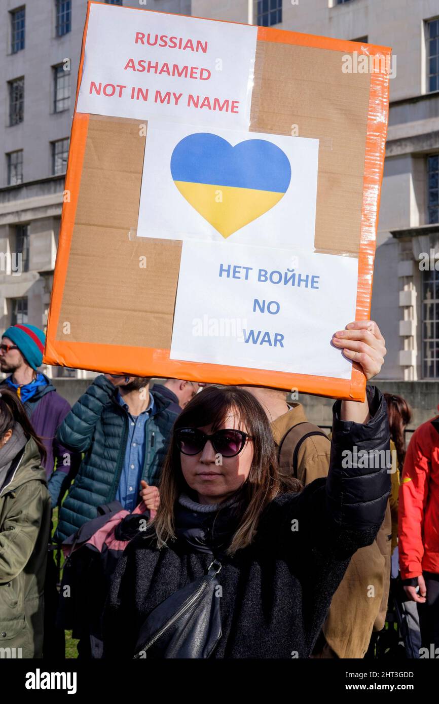 26th febbraio 2022: Cittadini ucraini e sostenitori pro-Ucraina si radunano a Whitehall per protestare contro l'invasione russa dell'Ucraina. Londra, Regno Unito. Nella foto: I cittadini russi nel Regno Unito dimostrano la loro opposizione all’invasione dell’Ucraina da parte delle forze russe su ordine del Presidente Putin. Foto Stock