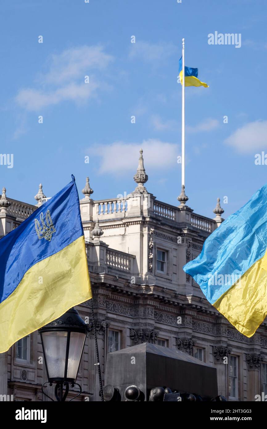26th febbraio 2022: Cittadini ucraini e sostenitori pro-Ucraina si radunano a Whitehall per protestare contro l'invasione russa dell'Ucraina. Londra, Regno Unito. Nella foto: Gli edifici del governo del Regno Unito battono bandiera nazionale Ucraina a sostegno del paese contro l'invasione russa. Foto Stock