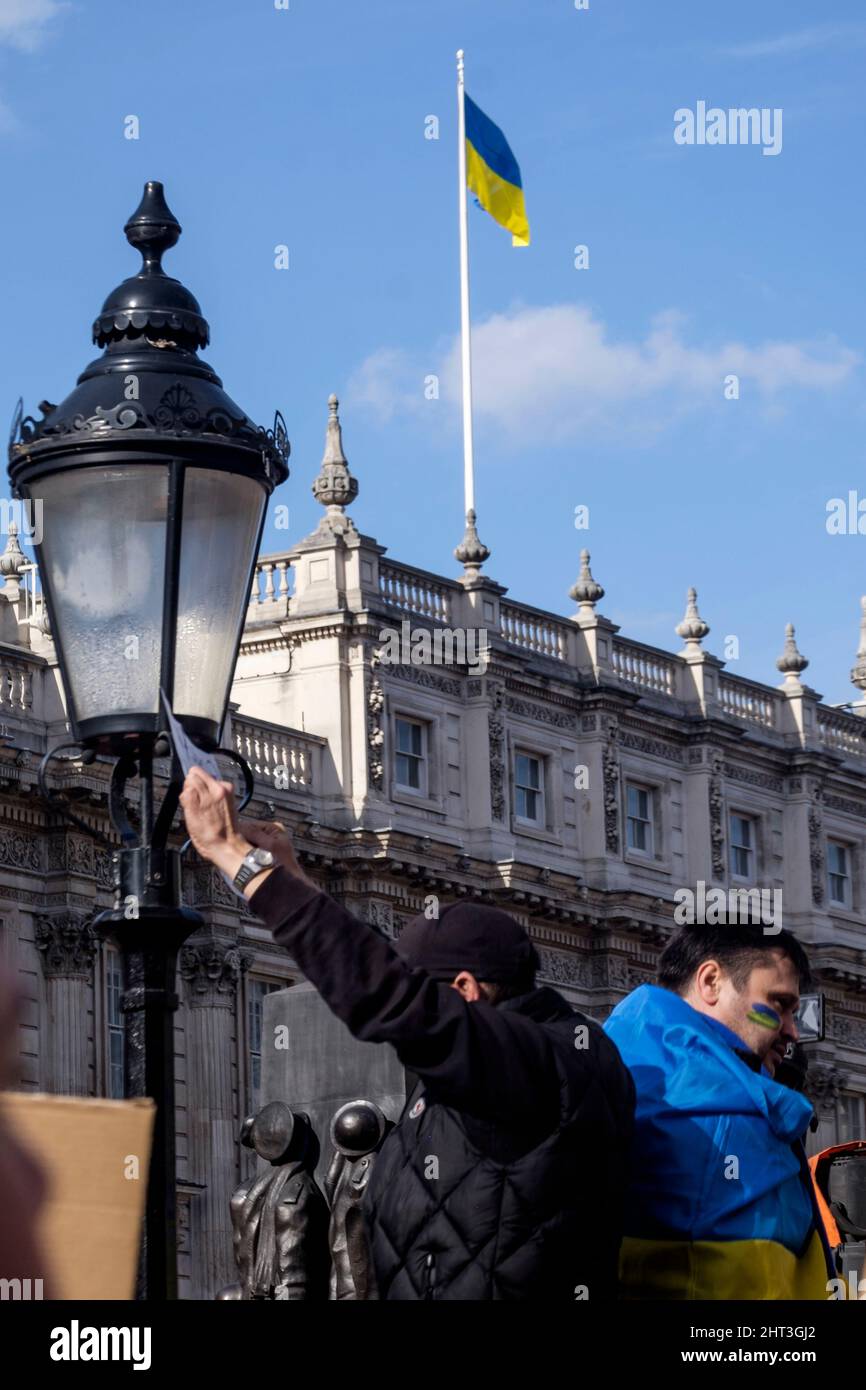 26th febbraio 2022: Cittadini ucraini e sostenitori pro-Ucraina si radunano a Whitehall per protestare contro l'invasione russa dell'Ucraina. Londra, Regno Unito. Nella foto: Gli edifici del governo del Regno Unito battono bandiera nazionale Ucraina a sostegno del paese contro l'invasione russa. Foto Stock