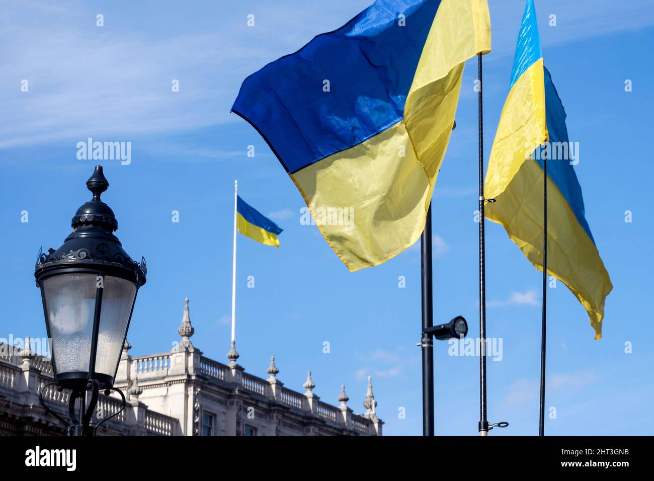 26th febbraio 2022: Cittadini ucraini e sostenitori pro-Ucraina si radunano a Whitehall per protestare contro l'invasione russa dell'Ucraina. Londra, Regno Unito. Nella foto: Gli edifici del governo del Regno Unito battono bandiera nazionale Ucraina a sostegno del paese contro l'invasione russa. Foto Stock