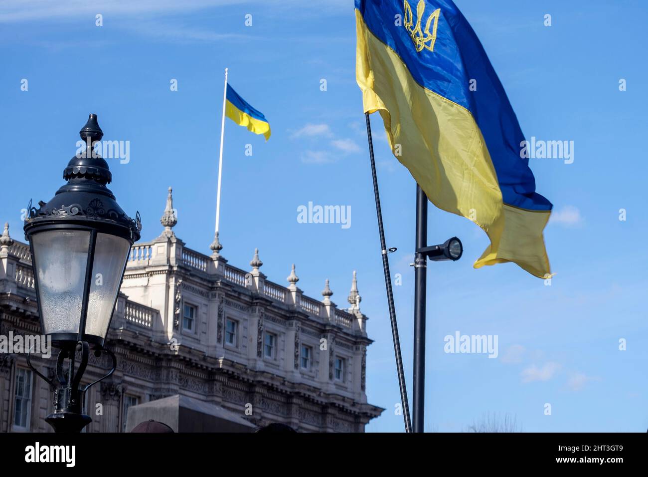 26th febbraio 2022: Cittadini ucraini e sostenitori pro-Ucraina si radunano a Whitehall per protestare contro l'invasione russa dell'Ucraina. Londra, Regno Unito. Nella foto: Gli edifici del governo del Regno Unito battono bandiera nazionale Ucraina a sostegno del paese contro l'invasione russa. Foto Stock