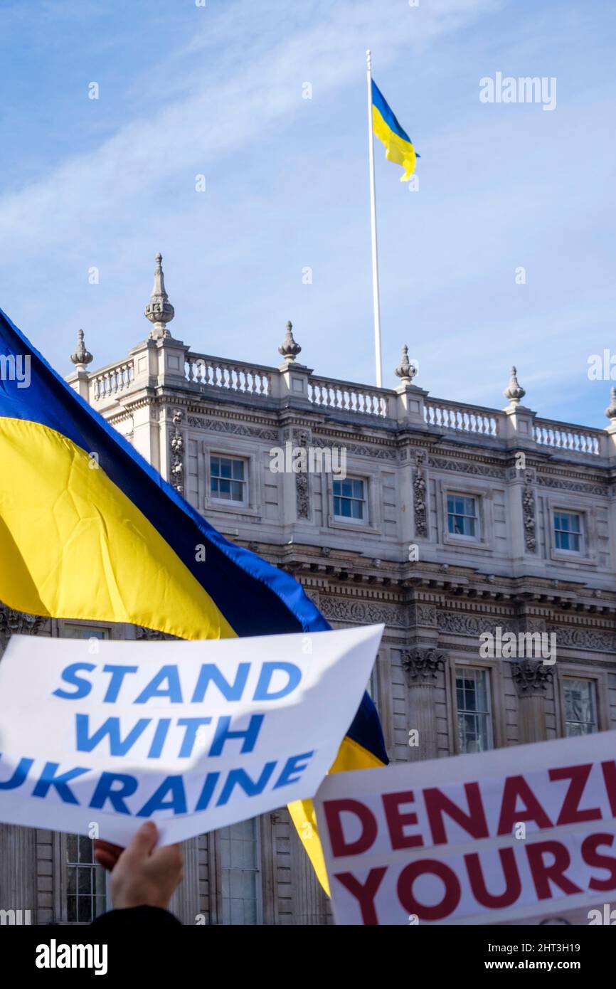 26th febbraio 2022: Cittadini ucraini e sostenitori pro-Ucraina si radunano a Whitehall per protestare contro l'invasione russa dell'Ucraina. Londra, Regno Unito. Nella foto: Gli edifici del governo del Regno Unito battono bandiera nazionale Ucraina a sostegno del paese contro l'invasione russa. Foto Stock