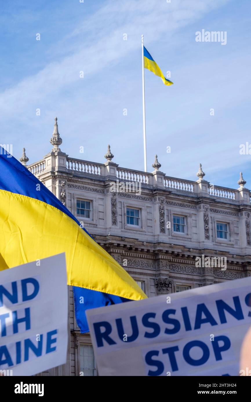 26th febbraio 2022: Cittadini ucraini e sostenitori pro-Ucraina si radunano a Whitehall per protestare contro l'invasione russa dell'Ucraina. Londra, Regno Unito. Nella foto: Gli edifici del governo del Regno Unito battono bandiera nazionale Ucraina a sostegno del paese contro l'invasione russa. Foto Stock
