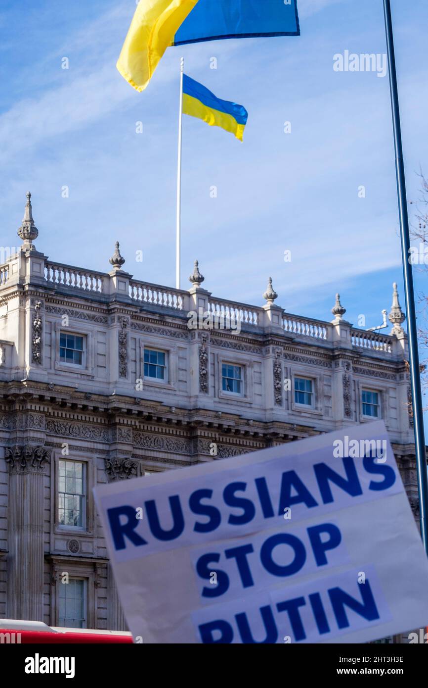 26th febbraio 2022: Cittadini ucraini e sostenitori pro-Ucraina si radunano a Whitehall per protestare contro l'invasione russa dell'Ucraina. Londra, Regno Unito. Nella foto: Gli edifici del governo del Regno Unito battono bandiera nazionale Ucraina a sostegno del paese contro l'invasione russa. Foto Stock