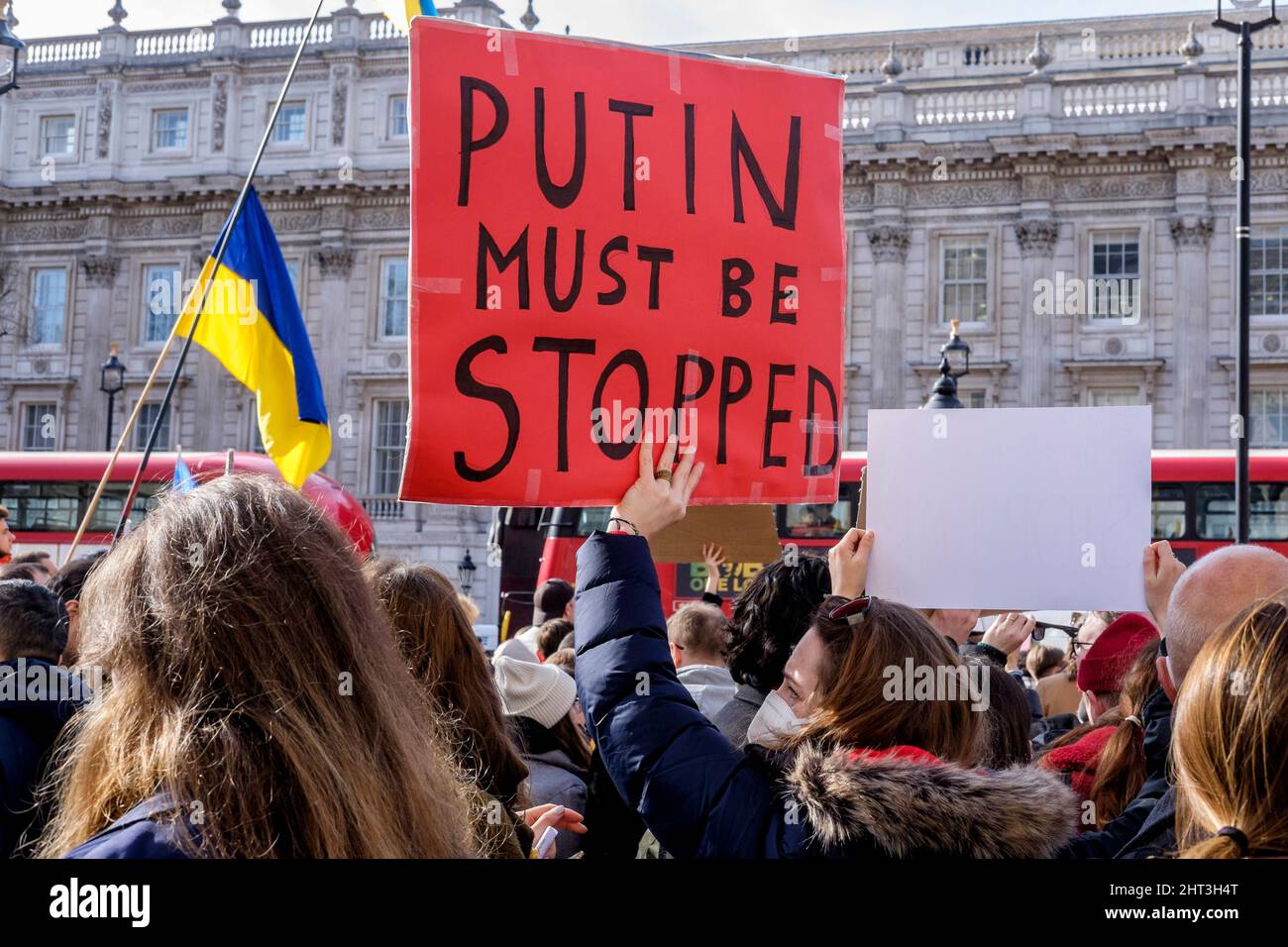 26th febbraio 2022: Cittadini ucraini e sostenitori pro-Ucraina si radunano a Whitehall per protestare contro l'invasione russa dell'Ucraina. Londra, Regno Unito Foto Stock
