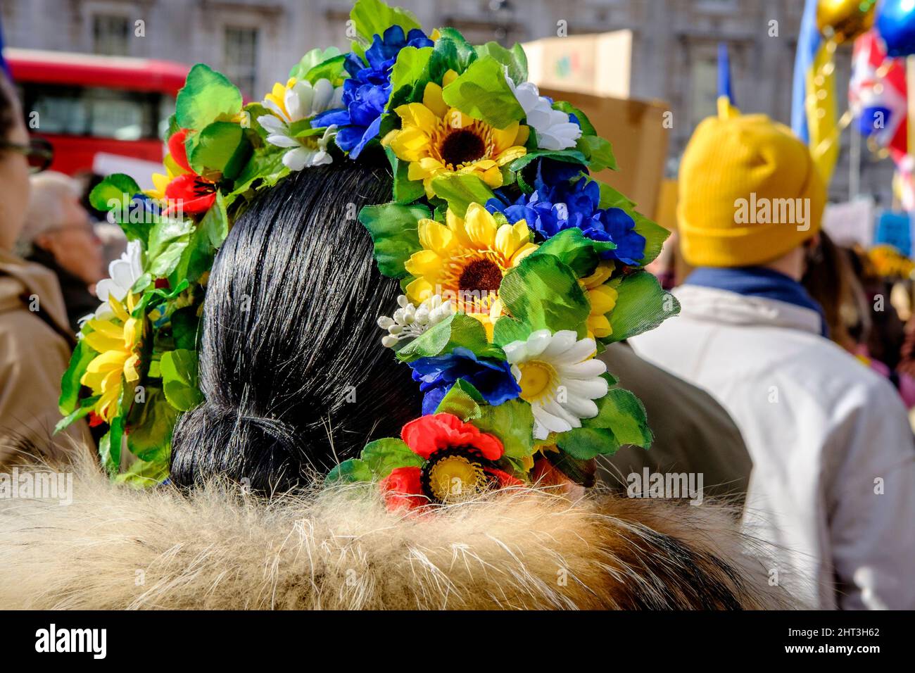 26th febbraio 2022: Cittadini ucraini e sostenitori pro-Ucraina si radunano a Whitehall per protestare contro l'invasione russa dell'Ucraina. Londra, Regno Unito. Nella foto: Una giovane donna indossa una corona di fiori gialli e blu sulla testa. Foto Stock